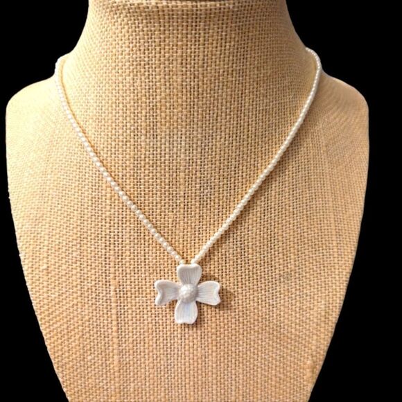 Vintage white beaded‎ necklace with genuine porcelain iridescent flower pendant - Picture 1 of 8
